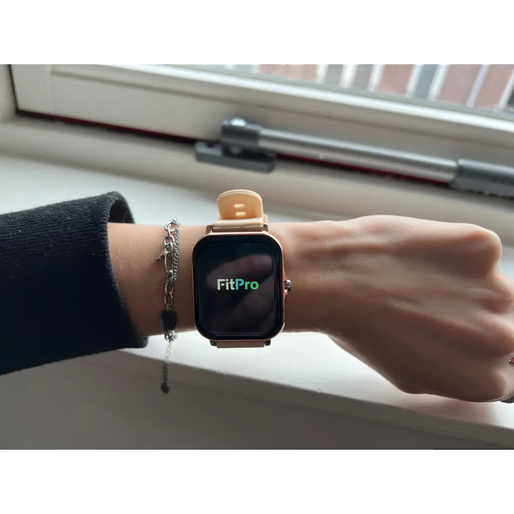 Gouden smartwatch gedragen door ons model